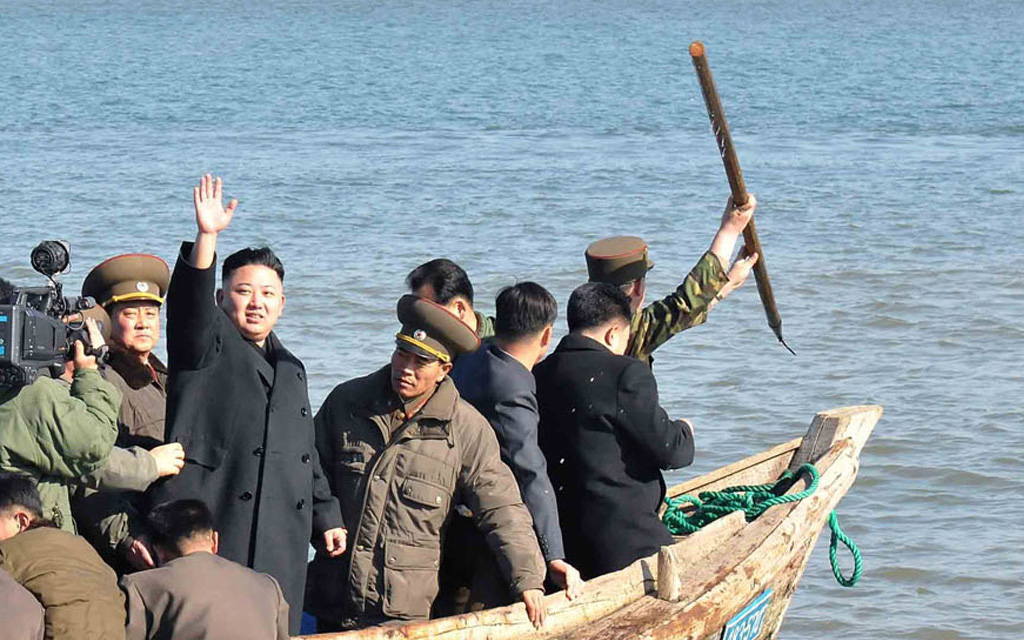 Ким Чен Ын в лодке средним планом